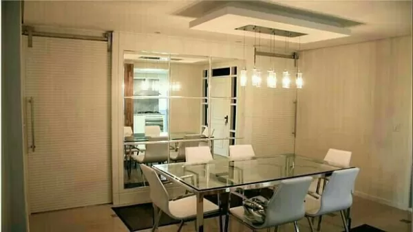 Instalação de espelho decorativo para sala de estar em Porto Alegre.